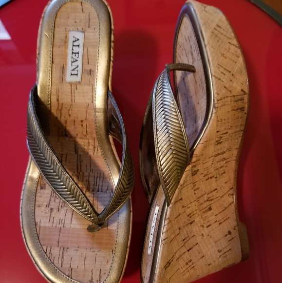 (Put in with a purchase)Alfani Thong Wedge Sandals - Picture 5 of 7